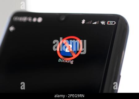 Symbol der gesperrten Buchung auf einem schwarzen Smartphone-Bildschirm. Barnaul russia, 15. Mai 2022 Stockfoto