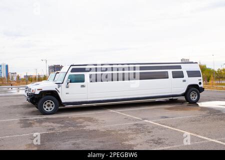 limousinenwagen auf dem Parkplatz. Weißer Hochzeitswagen, Limousine, Seitenblick. Astana Nur-Sultan, Kasachstan - 10.24.22 Stockfoto