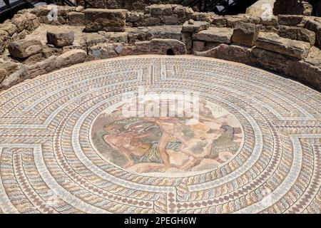 23. Mai 2022, Paphos, Zypern: Römisches Mosaik im Haus des Theseus. Nea Pafos ist eine archäologische Stätte in der Nähe des Hafens von Paphos in Zypern, die die Überreste der einst Hauptstadt der Insel beherbergt. Seit 1980 gehört Nea Pafos zum UNESCO-Weltkulturerbe. Die Republik Zypern steht an einer historischen und kulturellen Kreuzung zwischen Europa und Asien. Die wichtigsten Städte – die Hauptstadt von Nikosia, Limassol, Famagusta und Paphos – haben die Einflüsse von Generationen von Eroberern, Pilgern und Reisenden aufgenommen und haben eine Atmosphäre, die sowohl kosmopolitisch als auch provinziell ist. (Kreditbild: © Ruaridh Stewart/ZU Stockfoto