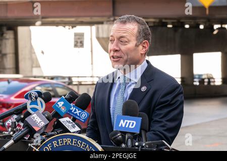 New York, Usa. 15. März 2023. Kongressabgeordneter Josh Gottheimer (Demokrat) spricht mit Kongressabgeordneter Nicole Malliotakis (Republikaner) auf einer Pressekonferenz, um sich mit der Preisgestaltung an der Mündung des Lincoln-Tunnels zu befassen. Sie kündigten die Einrichtung eines parteiübergreifenden Kongressausschusses an, um die Preise für Verkehrsstaus zu bekämpfen. (Foto: Lev Radin/Pacific Press) Kredit: Pacific Press Media Production Corp./Alamy Live News Stockfoto