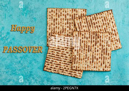 Pesach-Festungskonzept - jüdischer Feiertag Pesach. Die Matzah-Quadrate sind auf blauem Hintergrund übereinander gestapelt. Frohe Osterschrift. Flach l Stockfoto