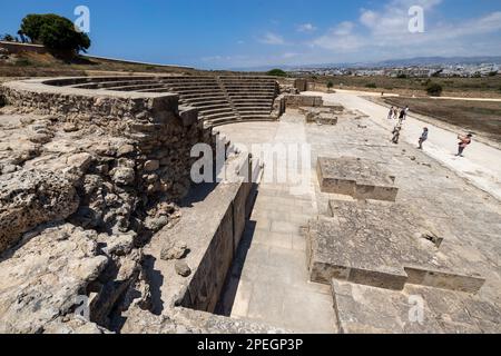 23. Mai 2022, Paphos, Zypern: Odeon-Theater, 2. Jahrhundert n. Chr. Etwa 1200 Sitze. Nea Pafos ist eine archäologische Stätte in der Nähe des Hafens von Paphos in Zypern, die die Überreste der einst Hauptstadt der Insel beherbergt. Seit 1980 gehört Nea Pafos zum UNESCO-Weltkulturerbe. Die Republik Zypern steht an einer historischen und kulturellen Kreuzung zwischen Europa und Asien. Die wichtigsten Städte – die Hauptstadt von Nikosia, Limassol, Famagusta und Paphos – haben die Einflüsse von Generationen von Eroberern, Pilgern und Reisenden aufgenommen und haben eine Atmosphäre, die sowohl kosmopolitisch als auch provinziell ist. (Kreditbild: © Ruar Stockfoto