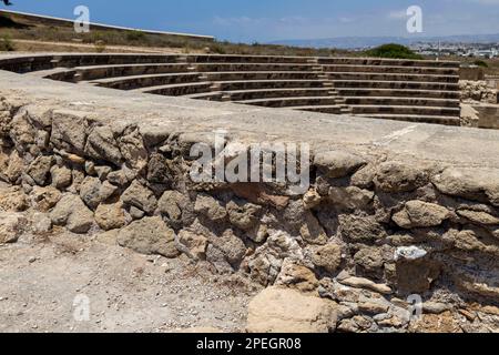 23. Mai 2022, Paphos, Zypern: Odeon-Theater, 2. Jahrhundert n. Chr. Etwa 1200 Sitze. Nea Pafos ist eine archäologische Stätte in der Nähe des Hafens von Paphos in Zypern, die die Überreste der einst Hauptstadt der Insel beherbergt. Seit 1980 gehört Nea Pafos zum UNESCO-Weltkulturerbe. Die Republik Zypern steht an einer historischen und kulturellen Kreuzung zwischen Europa und Asien. Die wichtigsten Städte – die Hauptstadt von Nikosia, Limassol, Famagusta und Paphos – haben die Einflüsse von Generationen von Eroberern, Pilgern und Reisenden aufgenommen und haben eine Atmosphäre, die sowohl kosmopolitisch als auch provinziell ist. (Kreditbild: © Ruar Stockfoto