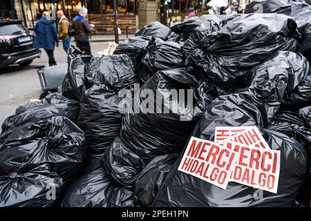 Die Abbildung zeigt volle Behälter am 15. März 2023 in Paris, Frankreich. Ein Streik von Müllsammlern in Frankreich hat dazu geführt, dass sich in den Straßen von Paris Müll (hier mit „Danke Anne Hidalgo“) anhäufte und Einheimische und Touristen der französischen Hauptstadt überließen, die sich mit Augenschmerzen, schlechten Gerüchen und Nagetierschädlingen auseinandersetzen muss. In den letzten 10 Tagen haben Sammler von Garagen, die Regierungsreformen des Rentensystems überfallen haben, sechs der sieben Verbrennungsanlagen der Region Paris blockiert. Da es keinen Müll mehr gibt, werden Mülltonnen in mehreren Teilen der Stadt nicht gesammelt und der Müll bleibt zum Festfressen zurück Stockfoto