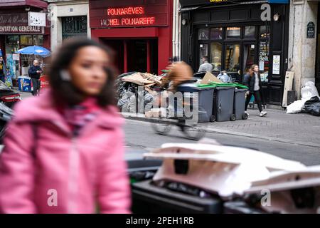 Die Abbildung zeigt volle Behälter am 15. März 2023 in Paris, Frankreich. Ein Streik von Müllsammlern in Frankreich hat dazu geführt, dass sich in den Straßen von Paris Müll anhäufte und Einheimische und Touristen der französischen Hauptstadt überließen, die sich mit Augenschmerzen, schlechten Gerüchen und Nagetierschädlingen auseinandersetzen musste. In den letzten 10 Tagen haben Sammler von Garagen, die Regierungsreformen des Rentensystems überfallen haben, sechs der sieben Verbrennungsanlagen der Region Paris blockiert. Da Müll nirgends entsorgt werden kann, werden Mülltonnen in mehreren Teilen der Stadt nicht gesammelt und der Müll wird auf Gehwegen und Straßenecken verrottet. Foto Stockfoto