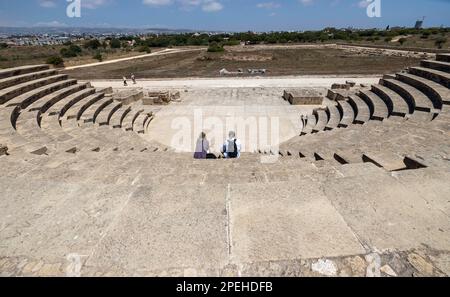 23. Mai 2022, Paphos, Zypern: Odeon-Theater, 2. Jahrhundert n. Chr. Etwa 1200 Sitze. Nea Pafos ist eine archäologische Stätte in der Nähe des Hafens von Paphos in Zypern, die die Überreste der einst Hauptstadt der Insel beherbergt. Seit 1980 gehört Nea Pafos zum UNESCO-Weltkulturerbe. Die Republik Zypern steht an einer historischen und kulturellen Kreuzung zwischen Europa und Asien. Die wichtigsten Städte – die Hauptstadt von Nikosia, Limassol, Famagusta und Paphos – haben die Einflüsse von Generationen von Eroberern, Pilgern und Reisenden aufgenommen und haben eine Atmosphäre, die sowohl kosmopolitisch als auch provinziell ist. (Kreditbild: © Ruar Stockfoto