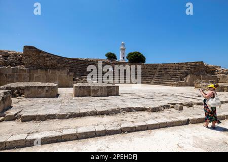 23. Mai 2022, Paphos, Zypern: Odeon-Theater, 2. Jahrhundert n. Chr. Etwa 1200 Sitze. Nea Pafos ist eine archäologische Stätte in der Nähe des Hafens von Paphos in Zypern, die die Überreste der einst Hauptstadt der Insel beherbergt. Seit 1980 gehört Nea Pafos zum UNESCO-Weltkulturerbe. Die Republik Zypern steht an einer historischen und kulturellen Kreuzung zwischen Europa und Asien. Die wichtigsten Städte – die Hauptstadt von Nikosia, Limassol, Famagusta und Paphos – haben die Einflüsse von Generationen von Eroberern, Pilgern und Reisenden aufgenommen und haben eine Atmosphäre, die sowohl kosmopolitisch als auch provinziell ist. (Kreditbild: © Ruar Stockfoto