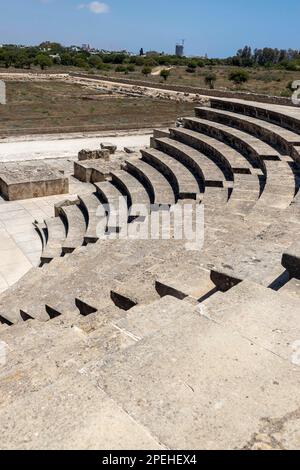 23. Mai 2022, Paphos, Zypern: Odeon-Theater, 2. Jahrhundert n. Chr. Etwa 1200 Sitze. Nea Pafos ist eine archäologische Stätte in der Nähe des Hafens von Paphos in Zypern, die die Überreste der einst Hauptstadt der Insel beherbergt. Seit 1980 gehört Nea Pafos zum UNESCO-Weltkulturerbe. Die Republik Zypern steht an einer historischen und kulturellen Kreuzung zwischen Europa und Asien. Die wichtigsten Städte – die Hauptstadt von Nikosia, Limassol, Famagusta und Paphos – haben die Einflüsse von Generationen von Eroberern, Pilgern und Reisenden aufgenommen und haben eine Atmosphäre, die sowohl kosmopolitisch als auch provinziell ist. (Kreditbild: © Ruar Stockfoto