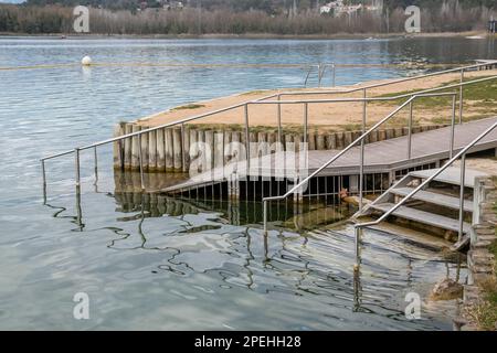 Behindertengerechter Zugang zum Badebereich des Banyolessees, Banyoles, Katalonien, Spanien Stockfoto