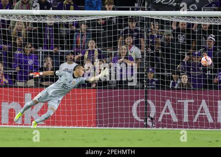 Orlando, Florida, USA. 15. März 2023: Tigres UANL Torwart NAHUEL GUZMAN (1) verpasst beim Fußballspiel 2023 Scotiabank CONCACAF Champions League Orlando City vs Tigers UANL im Exploria Stadium in Orlando, Florida, einen Block. (Kreditbild: © Cory Knowlton/ZUMA Press Wire) NUR REDAKTIONELLE VERWENDUNG! Nicht für den kommerziellen GEBRAUCH! Kredit: ZUMA Press, Inc./Alamy Live News Stockfoto