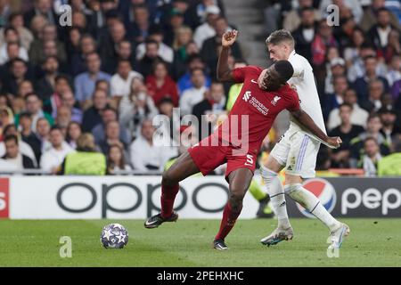 Madrid, Spanien. 15. März 2023. Real Madrids Federico Valverde (R) tritt am 15. März 2023 bei der UEFA Champions League-Runde des Spiels 16 2. Leg zwischen Real Madrid und dem FC Liverpool in Madrid, Spanien, mit Ibrahima Konate in Liverpool an. Kredit: Meng Dingbo/Xinhua/Alamy Live News Stockfoto