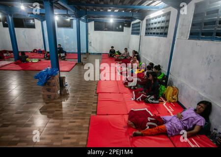 Bogor, Indonesien. 15. März 2023. Die Atmosphäre an einem Evakuierungsort für von Erdrutschen bedrohte Einwohner in Bogor, West-Java, Indonesien, am 15. März 2023. Der Erdrutsch kam aufgrund von starkem Regen. Nach Angaben der örtlichen Behörden wurden fünf Häuser schwer beschädigt, 2 Menschen starben, 11 wurden verletzt und 4 weitere wurden noch begraben und nicht gefunden. (Foto: Andi M Ridwan/INA Photo Agency/Sipa USA) Guthaben: SIPA USA/Alamy Live News Stockfoto