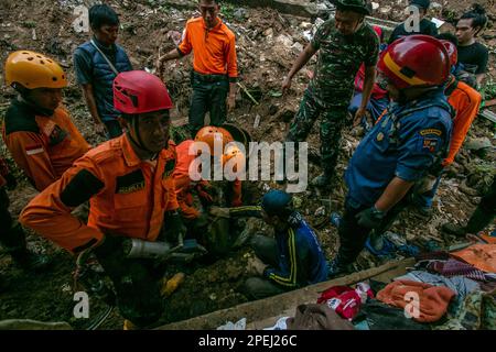 Bogor, Indonesien. 15. März 2023. Ein Rettungsteam sucht nach Opfern, die am 15. März 2023 in Bogor, West-Java, Indonesien, in einem Erdrutsch begraben wurden. Nach Angaben der örtlichen Behörden wurden fünf Häuser schwer beschädigt, 2 Menschen starben, 11 wurden verletzt und 4 weitere sind noch begraben und wurden nicht gefunden. (Foto: Andi M Ridwan/INA Photo Agency/Sipa USA) Guthaben: SIPA USA/Alamy Live News Stockfoto