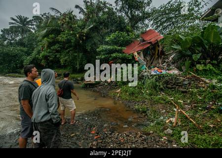 Bogor, Indonesien. 15. März 2023. Die Bewohner beobachten am 15. März 2023 in Bogor, West-Java, Indonesien, eine Suche nach Opfern, die in einem Erdrutsch aufgrund von heftigen Regenfällen begraben wurden. Nach Angaben der örtlichen Behörden wurden fünf Häuser schwer beschädigt, 2 Menschen starben, 11 wurden verletzt und 4 weitere sind noch begraben und wurden nicht gefunden. (Foto: Andi M Ridwan/INA Photo Agency/Sipa USA) Guthaben: SIPA USA/Alamy Live News Stockfoto