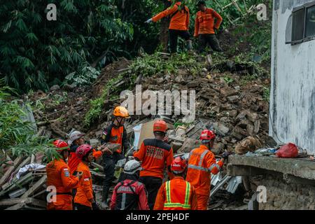 Bogor, Indonesien. 15. März 2023. Ein Rettungsteam sucht nach Opfern, die am 15. März 2023 in Bogor, West-Java, Indonesien, in einem Erdrutsch begraben wurden. Nach Angaben der örtlichen Behörden wurden fünf Häuser schwer beschädigt, 2 Menschen starben, 11 wurden verletzt und 4 weitere sind noch begraben und wurden nicht gefunden. (Foto: Andi M Ridwan/INA Photo Agency/Sipa USA) Guthaben: SIPA USA/Alamy Live News Stockfoto