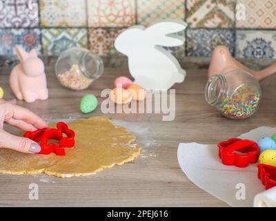 Frauen kneten aus nächster Nähe Ingwerteig und schnitzende Figuren Stockfoto