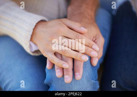 Eine liebevolle Hand. Beschnittenes Bild einer Frau, die ihre Hand liebevoll auf ihre Liebenden legt. Stockfoto