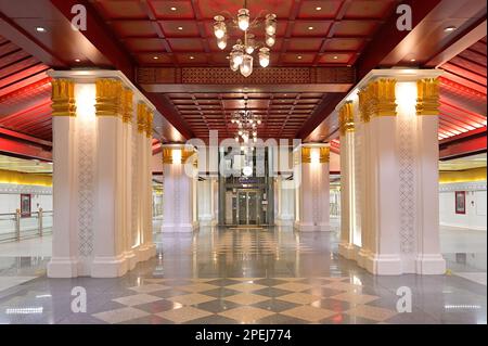 Lobby und Bereich der U-Bahn-Station Sanam Chai MRT, Bangkok, Thailand Stockfoto