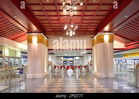 U-Bahn-Gantry und Bahnhofsbereich am MRT-Bahnhof Sanam Chai, Bangkok, Thailand, mit Fahrkartenautomaten im Hintergrund Stockfoto