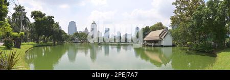 Panoramablick auf den malerischen See im Lumphini Park, Bangkok, mit Silom-Sathorn Handelsvierteln im Hintergrund, an einem Sonntagnachmittag, 2022. Oktober Stockfoto