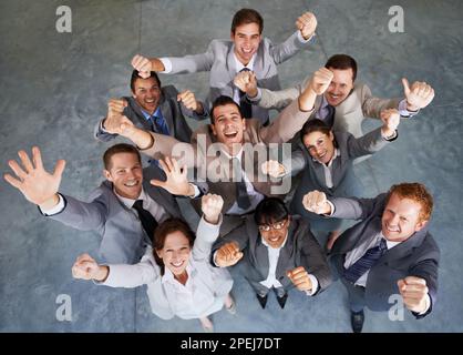 Ein weiterer Erfolg für dieses fantastische Team. Draufsicht einer Gruppe junger Führungskräfte, die gemeinsam feiern. Stockfoto