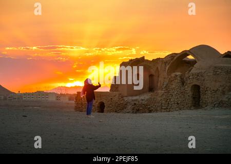 Yazd, Iran - Mai 2022: Ruinen der Zoroastrianer Dakhmeh Towers of Silence in Yazd City Stockfoto