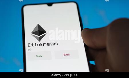 März 11 2023 London UK. Ein Investor analysiert die ethereum-Münze auf dem Bildschirm. Ein Telefon zeigt die Preise der Krypto für Investitionen in eth Stockfoto