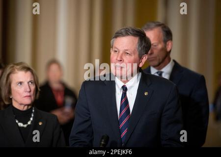 Washington, Usa. 15. März 2023. US-Senator Steve Daines (Republikaner von Montana) hält während der Pressekonferenz zum politischen Mittagessen des Senats der Republikaner im US-Kapitol in Washington, DC, USA, am Mittwoch, den 15. März, 2023. Foto: Rod Lamkey/CNP/ABACAPRESS.COM Kredit: Abaca Press/Alamy Live News Stockfoto