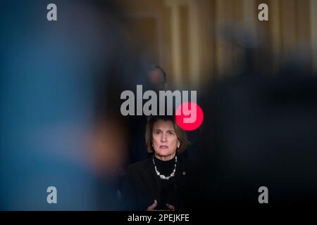 Washington, Usa. 15. März 2023. US-Senator Shelley Moore Capito (Republikaner von West Virginia) hält während der Pressekonferenz zum politischen Mittagessen des Senats der Republikaner im US-Kapitol in Washington, DC, USA, Mittwoch, 15. März, 2023. Foto: Rod Lamkey/CNP/ABACAPRESS.COM Kredit: Abaca Press/Alamy Live News Stockfoto