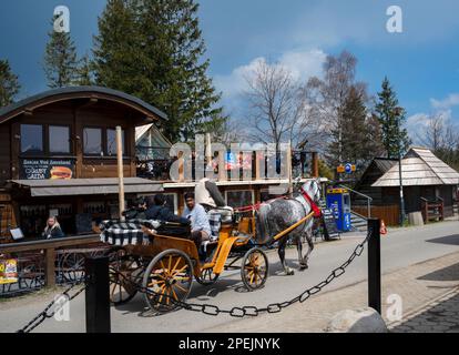 Pferdekutsche mit Touristen an der Haupteinkaufsstraße von Zakopane, Polen Stockfoto