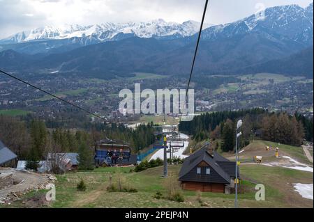 Blick auf den Sessellift Kasprowy Wierch von Kuźnice auf den Gipfel des Kasprowy Wierch in der Tatra. Stockfoto