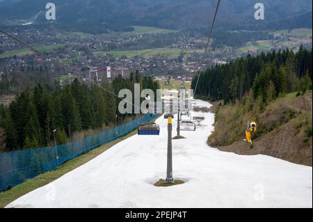 Blick auf den Sessellift Kasprowy Wierch von Kuźnice auf den Gipfel des Kasprowy Wierch in der Tatra. Stockfoto