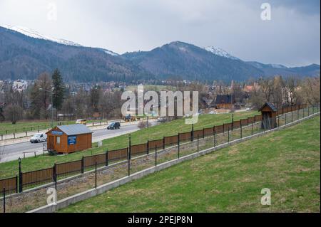 Blick auf die Zakopane, ein Ferienort im äußersten Süden Polens, im südlichen Teil der Podhale-Region am Fuße des Tatra-Gebirges. Stockfoto