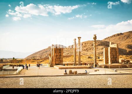 Persepolis, Iran - 8. juni 2022: Touristenwanderung mit riesigen Säulenstatuen. Die historische persische Stadt Persepolis in Persien Stockfoto