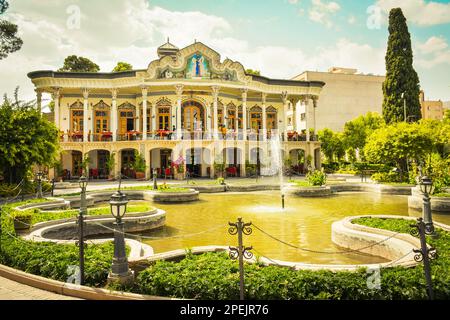 Shiraz, Iran -10. juni 2022: Beliebtes Touristenziel - wunderschönes Haus im Shapouri-Garten im Zentrum von Shiraz Stockfoto