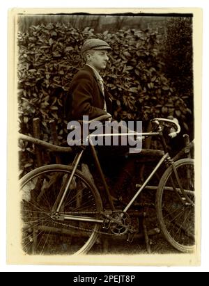 Original viktorianisches Foto eines jungen viktorianischen Radfahrers mit seinem Fahrrad in einem Garten, um 1898, Worcester Area, Großbritannien Stockfoto