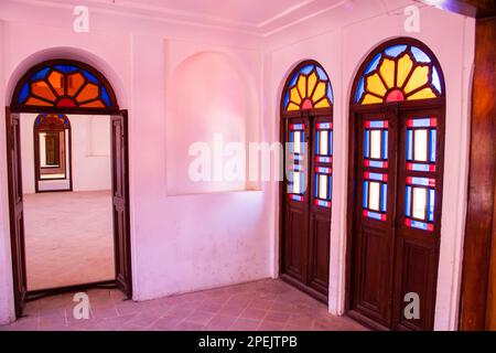 Kaschan, Iran - 27. Mai 2022: Tourist sitzt im Tabatabaei House, das Anfang 1880er für die wohlhabende Familie Tabatabaei erbaut wurde. Stockfoto