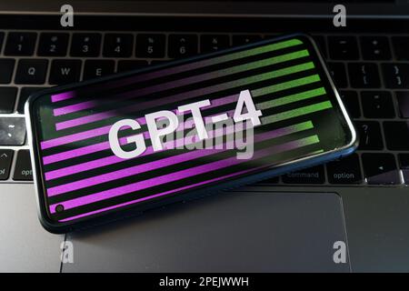 Kaunas, Litauen - 2023. März 16: GPT - 4 auf Bildschirmen. OpenAI hat eine neue Version von GPT 4 veröffentlicht. ChatGPT AI-Chatbot. Hochwertiges Foto Stockfoto
