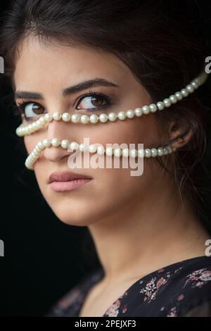 Wunderschöne junge Frau, die wegschaut Stockfoto