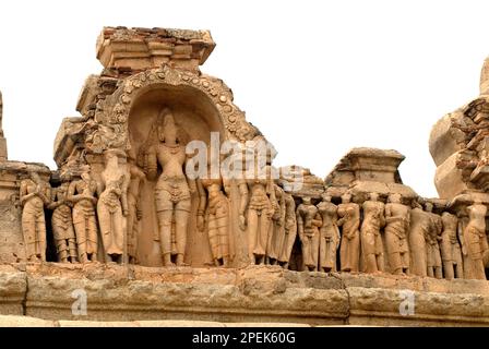 Hindu-Gott-Vishnu-Relief in Stuckarbeiten an der Wand des Hazara-Rama-Tempels im Hampi-Staat Karnataka India Stockfoto