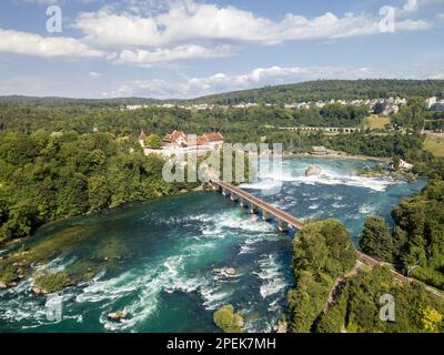 Dachsen, Schweiz - Juli 14,2020: Luftaufnahmen mit Drohne von Rheinfällen mit Schloss Laufen, Schweiz. Der Rheinfall ist der größte Stockfoto