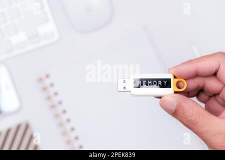 Männer halten einen USB-Stick in der Hand, um Daten, Informationen, vertrauliche digitale Ordner und Erinnerungen zu speichern. Stockfoto