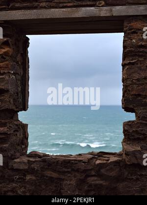Blick auf die Brandung des Ozeans durch die Ruine der alten cornish-Mine Stockfoto