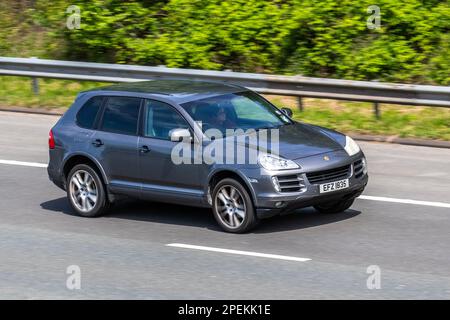 2008 Grey Porsche Cayenne Tiptronic, ein SUV mit mehr als zwei Tonnen Benzinmotor, fährt auf der Autobahn M6, Großbritannien Stockfoto