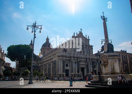 In Catania, Italien, an der 07-08-22 - Sant'Agata Kathedrale im historischen Zentrum und so genannter Elefantenplatz Stockfoto