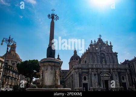 In Catania, Italien, an der 07-08-22 - Sant'Agata Kathedrale im historischen Zentrum und so genannter Elefantenplatz Stockfoto