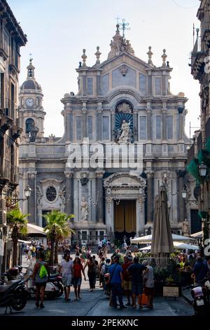 In Catania, Italien, an der 07-08-22 - Sant'Agata Kathedrale im historischen Zentrum und so genannter Elefantenplatz Stockfoto