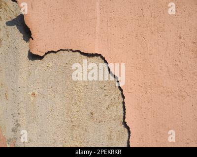 Wandtextur von abgelösten Putz- und Lackschichten Stockfoto