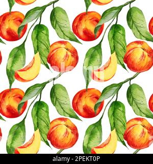 Nahtloses Muster mit Pfirsich und Blättern, Aquarell, Sommerfrucht, handgezeichnete Skizze auf weißem Hintergrund Stockfoto