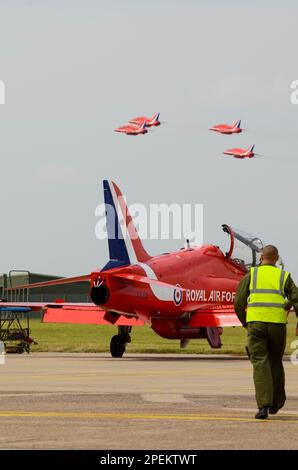 Die Roten Pfeile der Royal Air Force zeigen das Team BAE Hawk T1 Düsenflugzeuge, die auf der RAF Scampton über Ersatzjet und Bodencrew, Ingenieur, ausgestellt werden Stockfoto